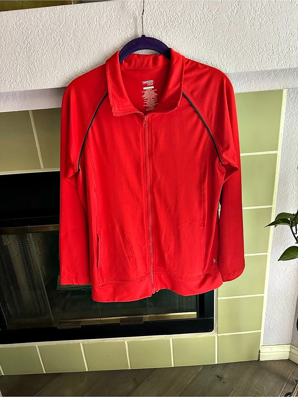 Danskin Now semi-fitted jacket Red Athletic Jacket Size Large